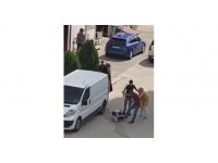 Sokak ortasında kafasında sopa kırıldı, o anlar kamerada