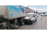 Yol temizleme aracına çarpan aracın sürücüsü yaralandı