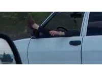 Ayakları dışarda araba kullanan sürücüye ceza gecikmedi