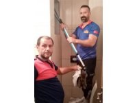 Apartman boşluğuna düşen yavru kediyi itfaiye kurtardı