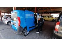 Çalışır vaziyetteki kargo aracını çaldı, birkaç sokak ileride pazar yerine bırakıp gitti