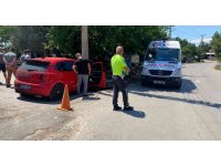 Kaza yapıp aracı ve yaralı kadını bırakıp kaçan sürücü, geri dönüp kazayı uzaktan izlerken yakalandı