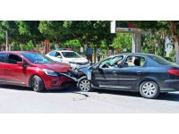 İki araç kafa kafaya çarpıştı, polisi gören sürücü olay yerinden kaçtı: 1 yaralı