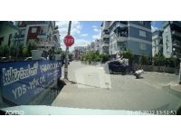 Otomobil ile çarpışan motosiklet sürücüsü genç kız metrelerce sürüklenip düştü