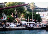 Antalya’da iptal edilen yağlı direk bayrak yarışması renkli görüntülere sahne oldu