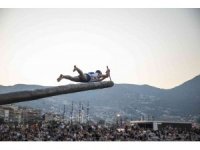 Kabotaj bayramında yağlı direğin ucundaki bayrağa erişmek için yarıştılar