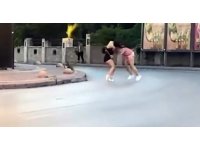 Antalya’da iki kadın cadde ortasında saç saça baş başa birbirine girdi