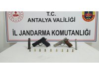 Ruhsatsız tabancalarını çatıdan aşağı atınca yakalandı