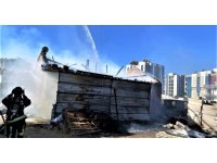 Antalya’da gecekonduyu küle çeviren yangın ekipleri seferber etti