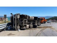 Gübre yüklü kamyon yan yattı