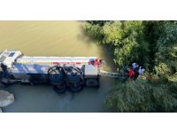 Tanker dereye yuvarlandı, sürücü yaralandı