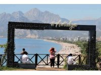 Antalya’nın simgelerinden çiçekli fotoğraf çerçevesi aşırı sıcaklara dayanamayarak kurudu