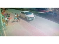Kaşarları çalıp koşarken engel olmak isteyen mağaza çalışanı kadını sürükledi