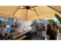 1 tonluk dana kesip Adanalılara kebap ziyafeti sundu