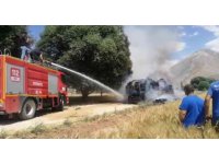 Yüzlerce saman balyası çıkan yangında küle döndü