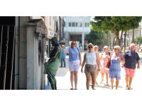 Roma heykelini önce tekmeledi, sonra bezin döküp yaktı