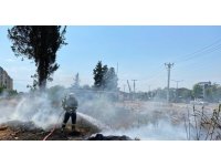 Boş arazide çıkan yangın ekipleri alarma geçirdi