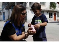 Polis sokak sokak gezip bayramda çocukların yüzlerini güldürdü