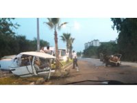 Alkollü sürücünün kullandığı otomobil palmiyeye çarparak ikiye bölündü: 4 yaralı