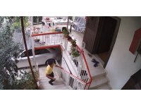 Elini kolunu sallayarak girdi, uyuyan adamın telefonunu ve ayakkabılarını çaldı