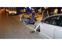 Motosikletle çarpışan otomobilin ön tekeri koptu:2 yaralı