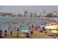 Mersin sahillerinde oteller dolunca tatilciler yerde çadırda ve araçlarında tatil yapıyor