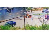 Seyir halinde alev alan otomobilden inip araç yanarken bagajdaki valizleri kurtarmanın derdine düştüler