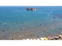 Sıcaktan kaçan soluğu denizde aldı