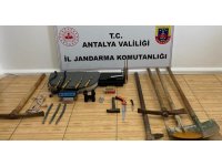 Kaçak kazı yapmaya hazırlanırken devriye gezen jandarmaya yakalandılar