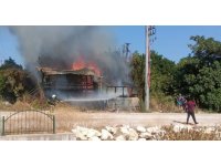 Antalya’da yangında bir ev kullanılamaz hale geldi