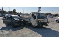 Antalya’da kamyonetle otomobil çarpıştı: 3 yaralı