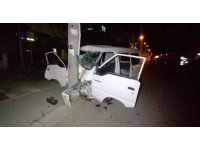 Antalya’da kamyonet elektrik direğine çarptı: 3 yaralı