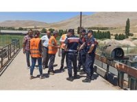 Ceyhan Nehri’nde oksijensiz kalan balıklar telef oldu