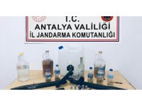 Müzikholde yapılan aramada sahte alkol ve ruhsatsız tabanca ele geçirildi