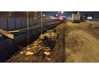 Adana’da alt geçit çalışmasına otomobil düştü: 1 yaralı