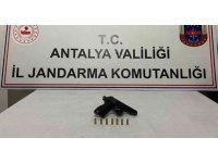 Antalya’da şüpheli şahsın aracında tabanca ele geçirildi