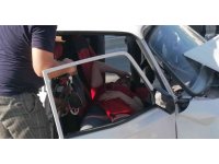 Çarpışmanın etkisiyle savrulan otomobil palmiye ağacına çarptı: 1 yaralı