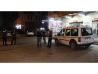 Seyir halindeki araca düzenlenen silahlı saldırıda yolcu konumundaki kişi başından vuruldu