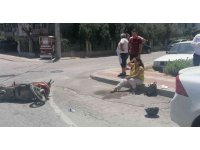 Kafasını çarptığı otomobil camını patlatan sürücü kask sayesinde hayatta kaldı