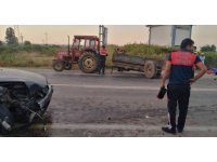 Otomobil traktörün römorkuna çarptı: 2 yaralı