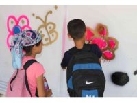 Servis bekleyecekleri durağı gönüllerince boyadılar