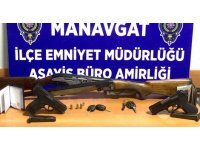 Polisin arama yaptığı ikamette ruhsatsız tabanca ve tüfek ele geçirildi