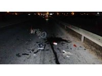Motosikletler çarpıştı, yoldan geçen motosiklet ehliyetli otomobil sürücüsü  yere savrulan yaralılara çarptı: 1 ölü