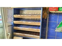 Bakkal dükkanına giren hırsızlar sigara rafını boşalttı