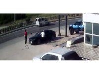 Hatay’da yol verme tartışmasından sonra otomobile taşla saldırdılar