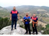 Kayalıklarda mahsur kalan keçi yavrusu kurtarıldı