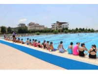 Toroslar’da yüzlerce çocuk yüzme öğreniyor