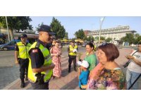Jandarmadan turistlere bilgilendirici trafik eğitimi