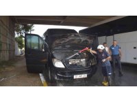 Antalya’da turistleri taşıyan minibüs alev aldı