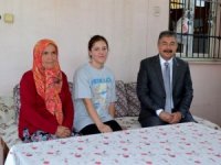 Vali Yılmaz, konuk olduğu ailelerin sorun ve taleplerini dinliyor